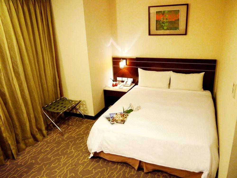 Young Soarlan Hotel - Tainan Luaran gambar