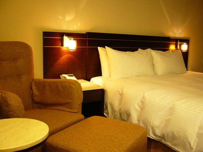 Young Soarlan Hotel - Tainan Luaran gambar