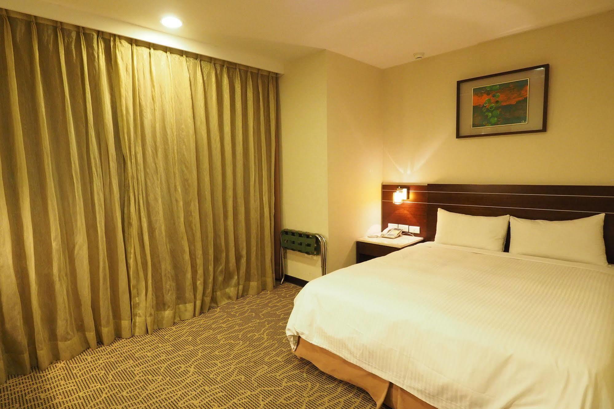 Young Soarlan Hotel - Tainan Luaran gambar