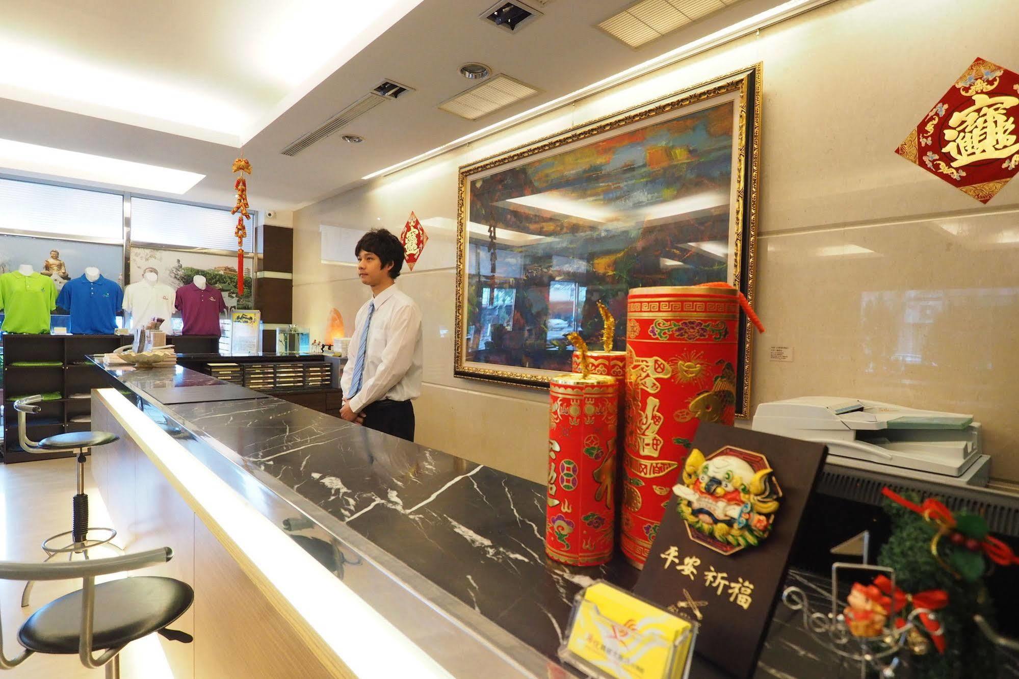 Young Soarlan Hotel - Tainan Luaran gambar