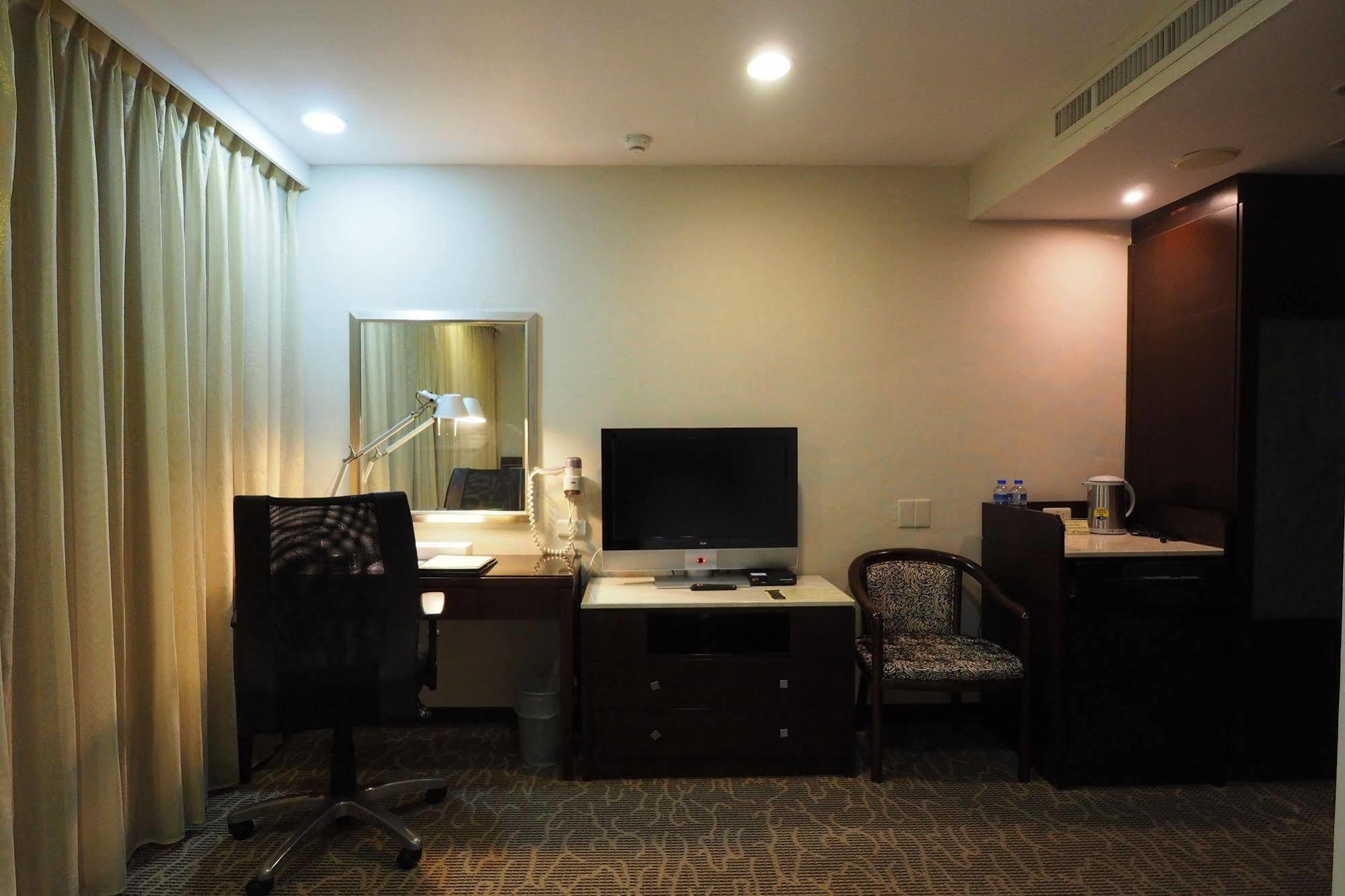 Young Soarlan Hotel - Tainan Luaran gambar