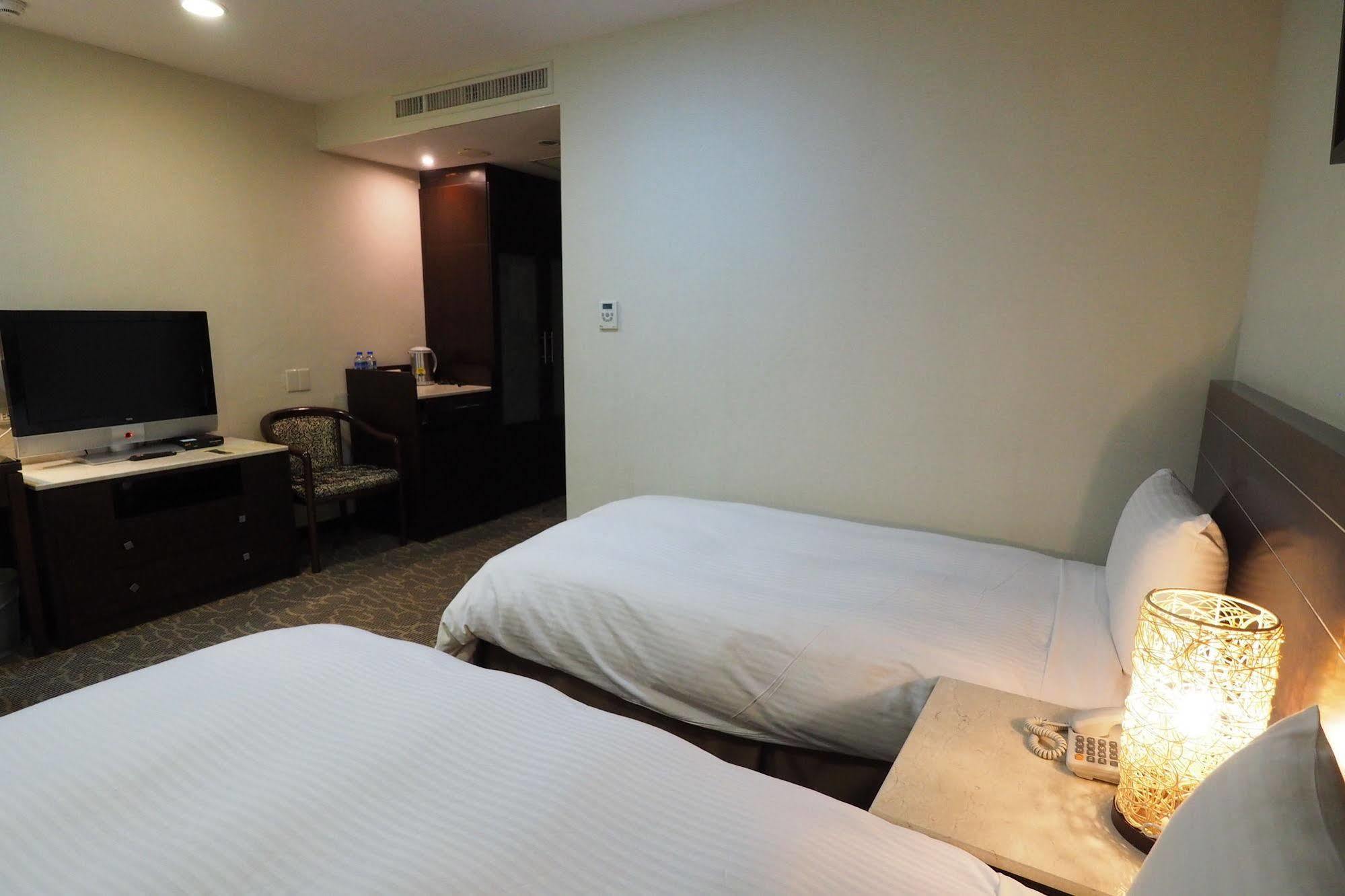 Young Soarlan Hotel - Tainan Luaran gambar