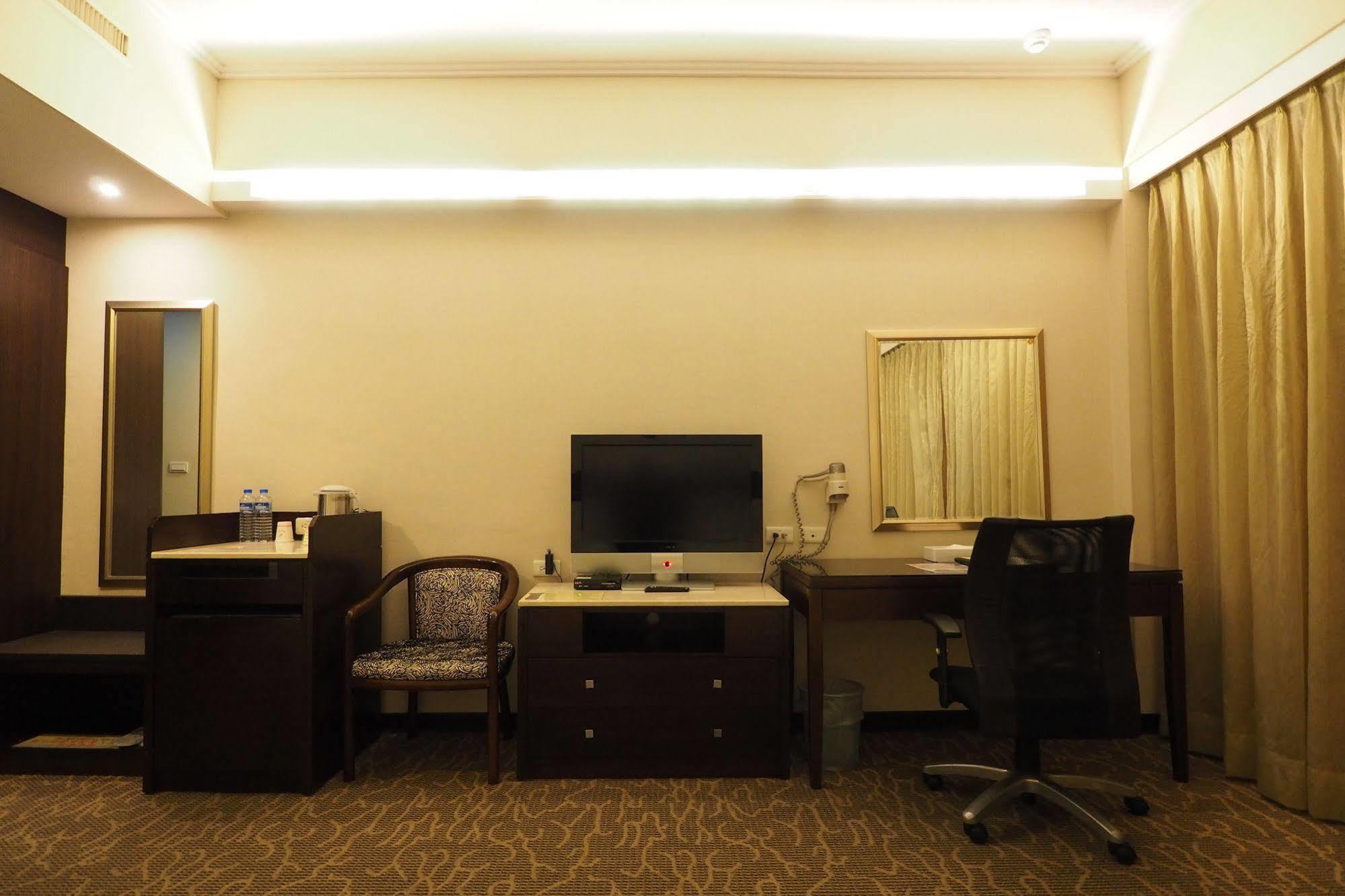 Young Soarlan Hotel - Tainan Luaran gambar