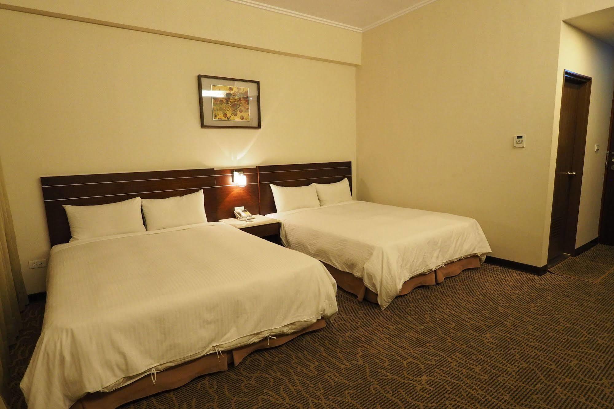 Young Soarlan Hotel - Tainan Luaran gambar