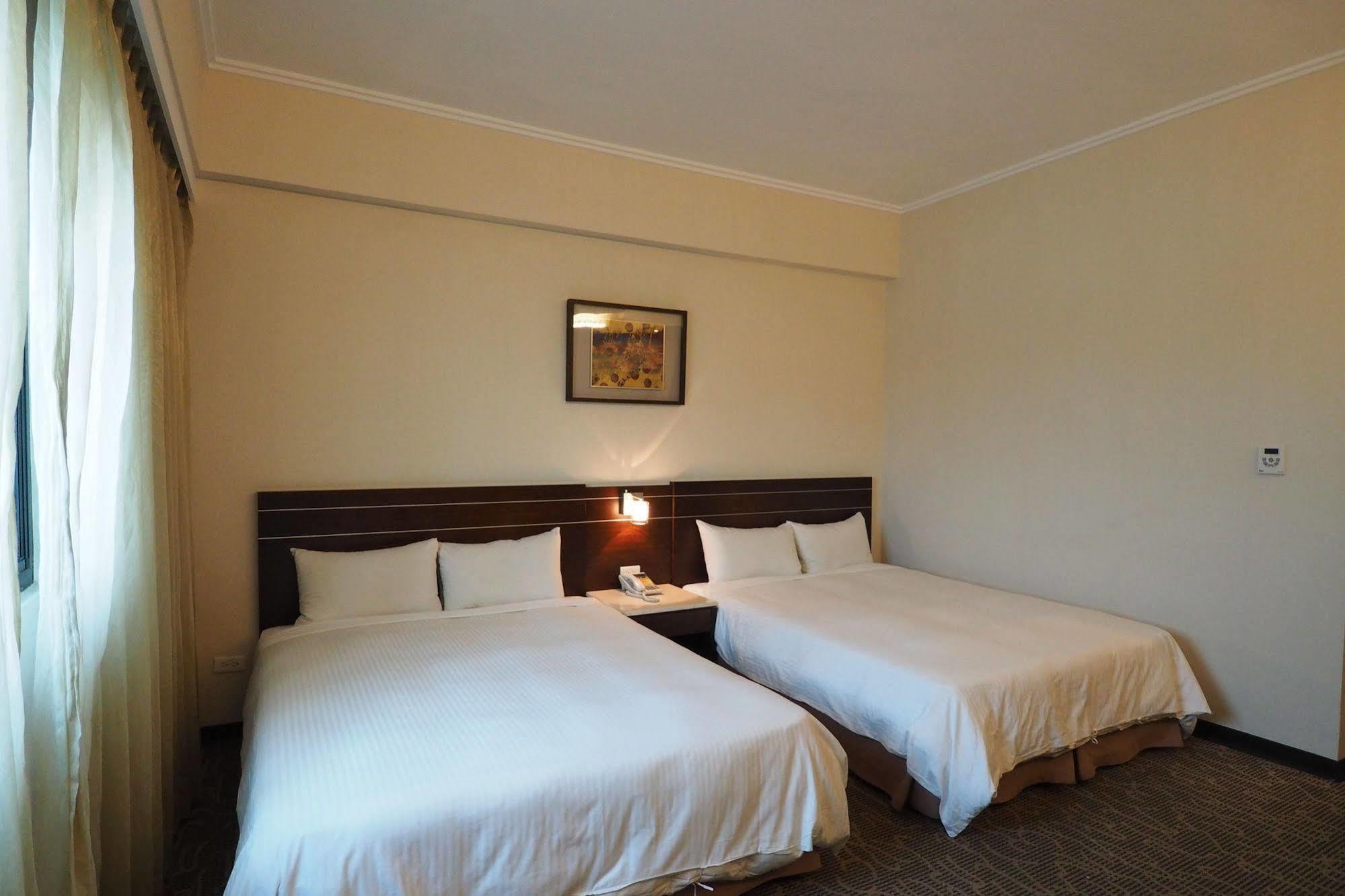 Young Soarlan Hotel - Tainan Luaran gambar