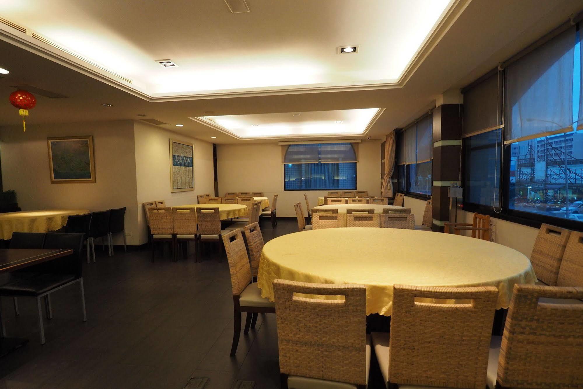 Young Soarlan Hotel - Tainan Luaran gambar