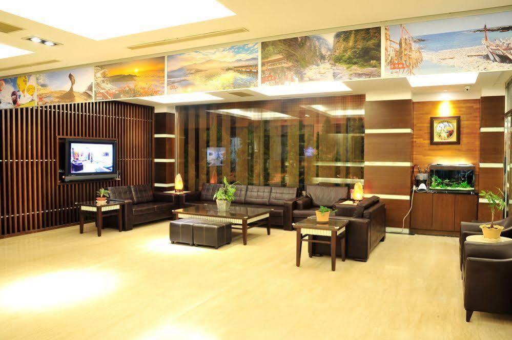 Young Soarlan Hotel - Tainan Luaran gambar